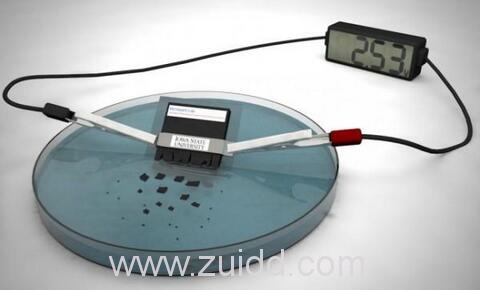 美科学家发明瞬态电池打造可完全自毁电子设备遇水可30分钟内自动分解
