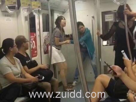 北京地铁上两名女子因抢座位打架互殴满地是血现场视频图片