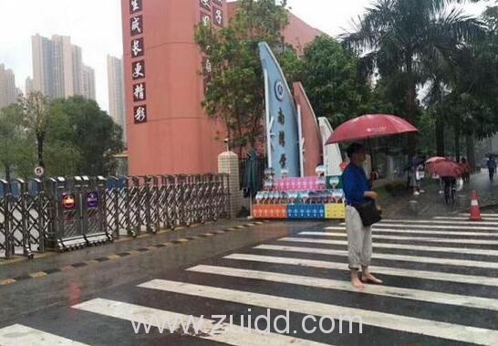 深圳暴雨红色预警深圳龙岗区南湾学校校长熊谨慎光脚雨中通知停课